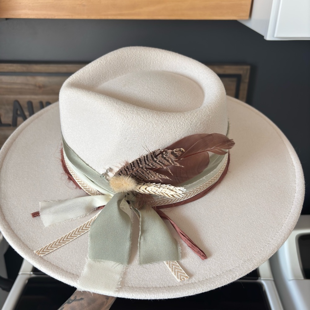 Elegant Cream Hat with Feather Detail